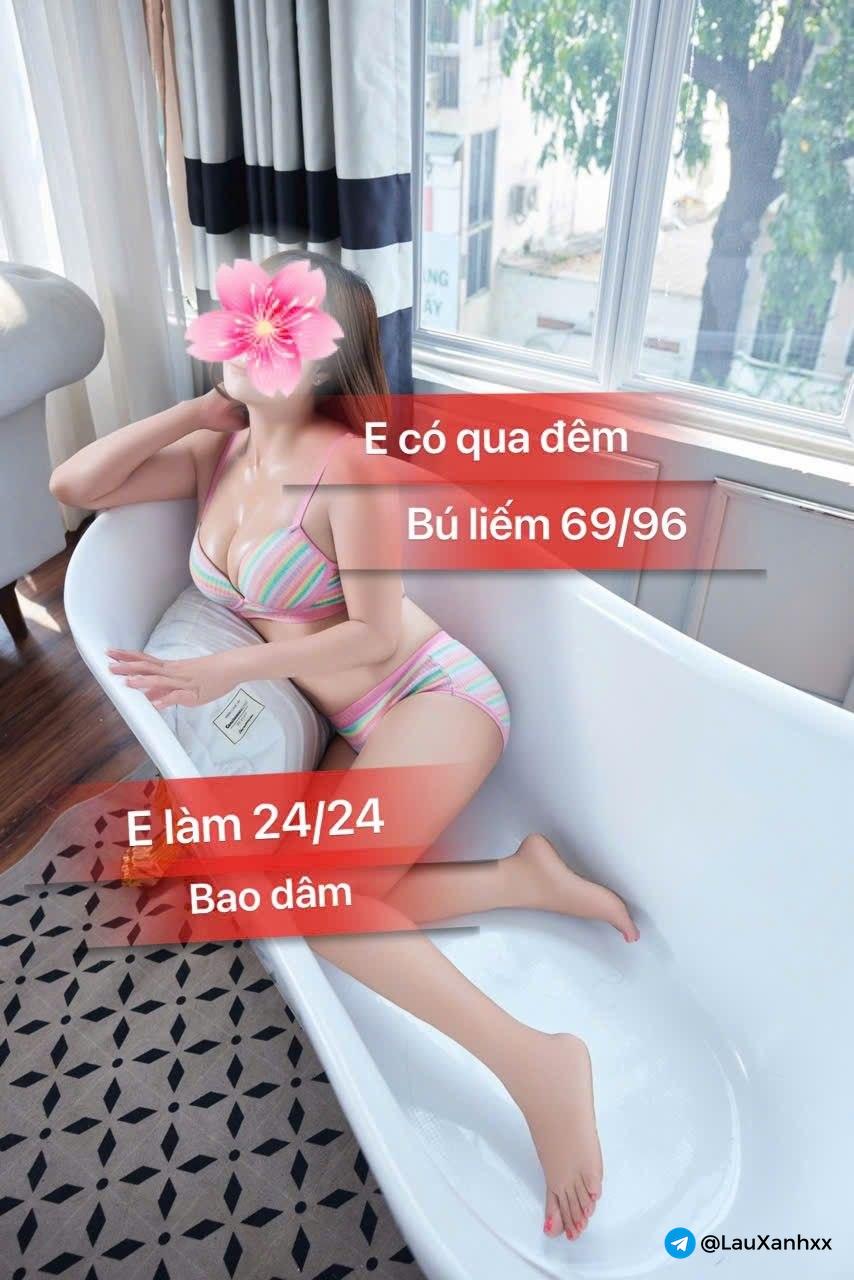 HÀ VY XINH VÚ TO KẸP XÚC XÍCH ĐÁ BI BÚ CU 6996 RẤT DÂM CHIỀU KHÁCH
