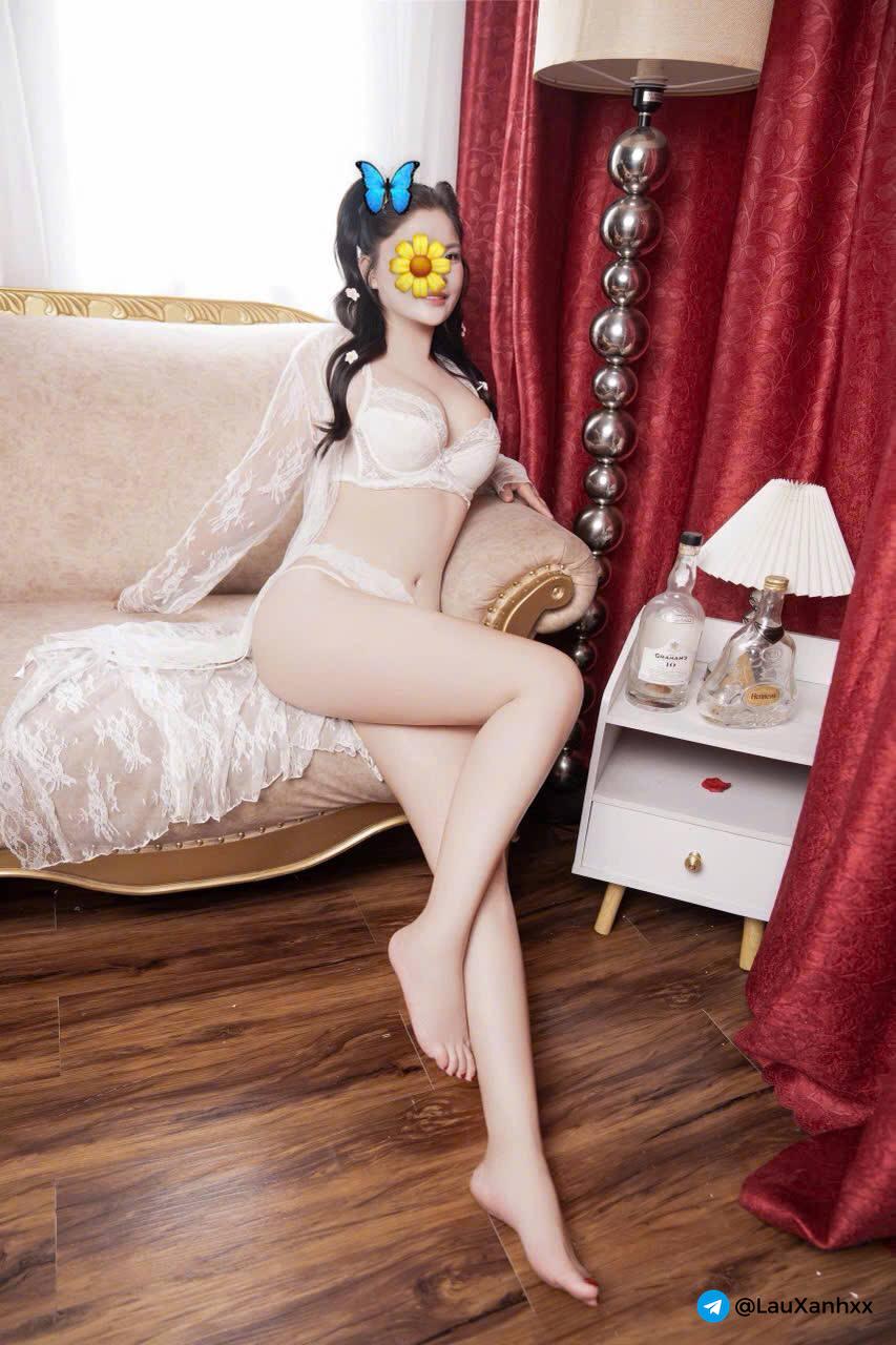 Ngọc Nử dáng chuẫn trắng nỏn vào nghề.