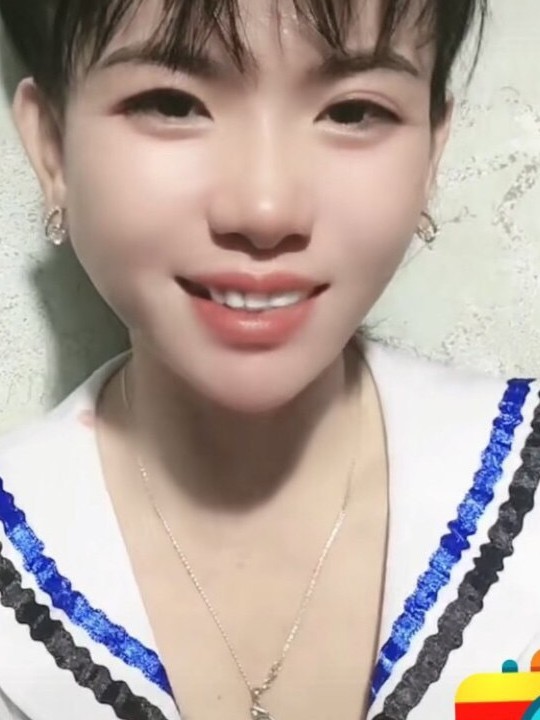 Vy Vy - Em gái ngoan, phục vụ khách tốt
