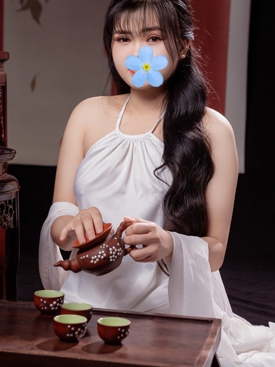 Uyển Nhi - Em gái vú to, body múp máp