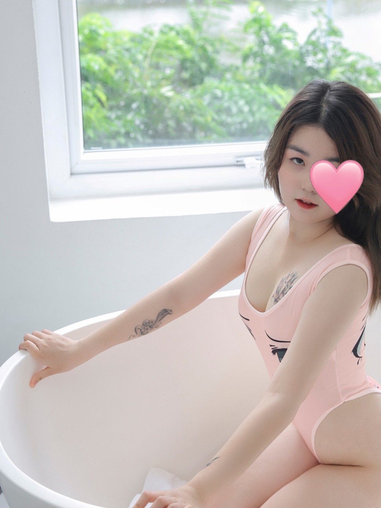 Hạ Vy - Em Gái Trẻ Trung,  Non Tươi Tắn