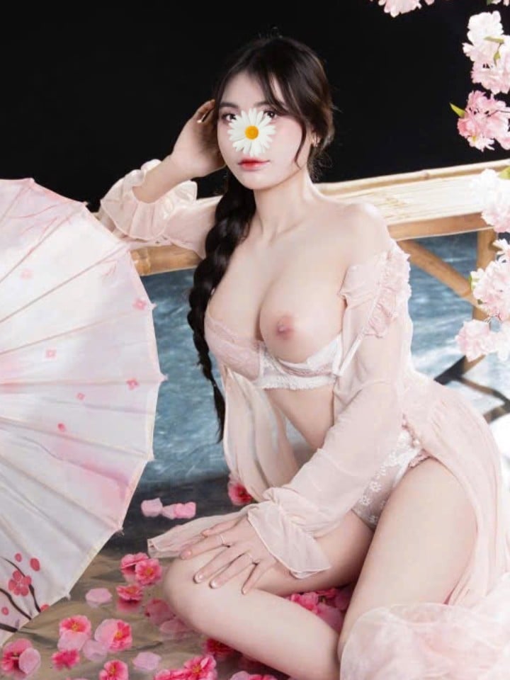Kiều Trang | Da trắng mịn, chân dài miên man, chiều khách như người yêu thật