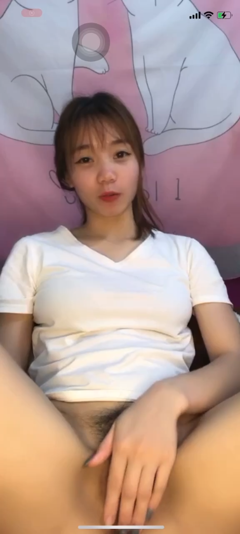 흰 셔츠 소녀가 라이브로 다리를 벌리다