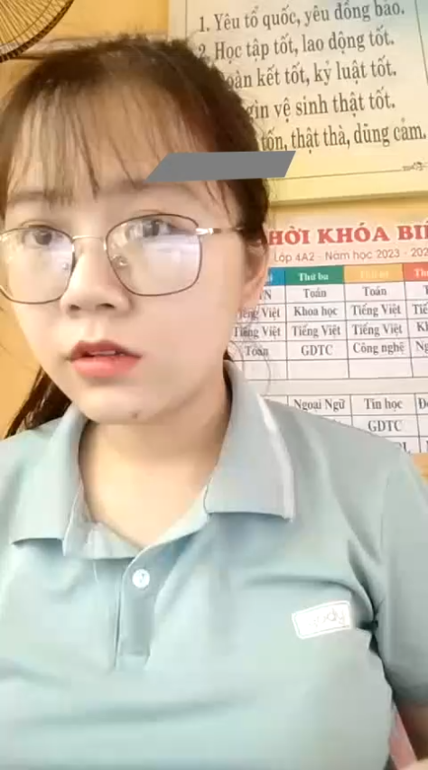 예쁜 교사가 교실에서 몰래 그녀의 보지를 노출하다