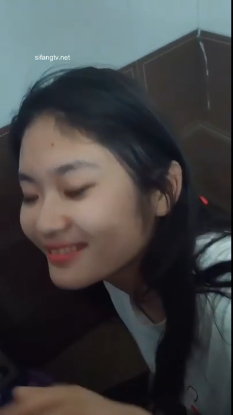 rủ em học sinh vào wc buscu