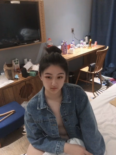 Chịch em ny mặc áo khoác jean bắn tinh lên mặt