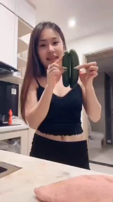 Em gái Thảo kute và dưa leo.