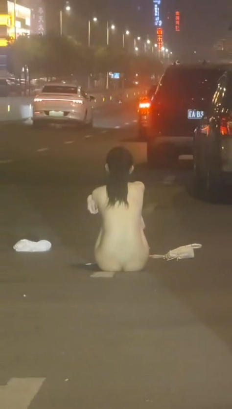 Con ny điên tình lột đồ giữa đường luôn