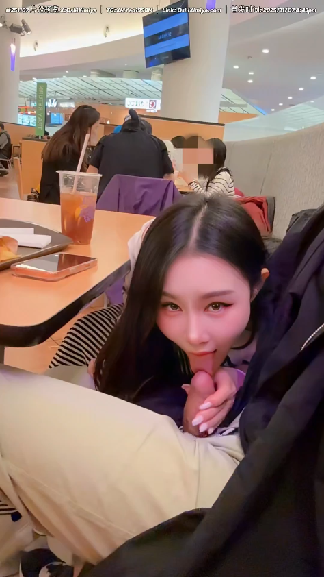 Public bú cặc ngay trong quán ăn