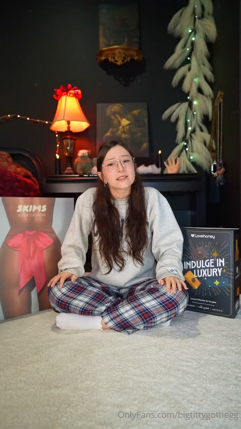 Em bigtittygothegg mở hộp quà giáng sinh