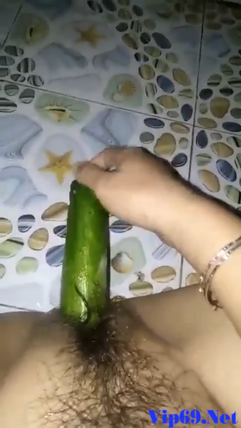 Đang thủ dâm mà cũng nói chuyện với người nhà được