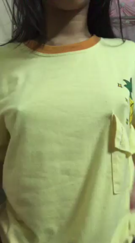 Áo thun vàng quả dứa show vú