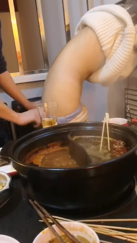 Tuột quần móc lồn ở quán lẩu