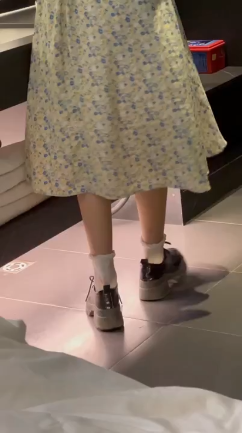 Em gái loli lồn hồng chơi xuất trong