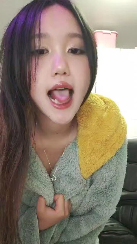Em teen live nhảy nude show chọt bím