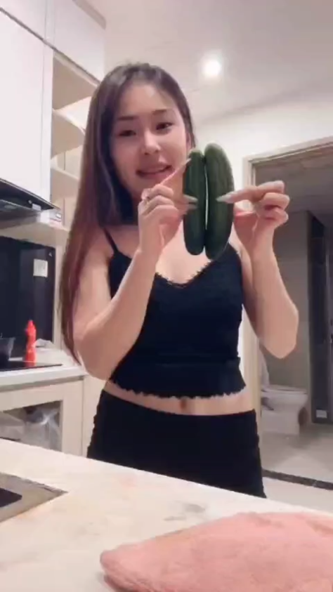 Clip Em gái kute và dưa leo