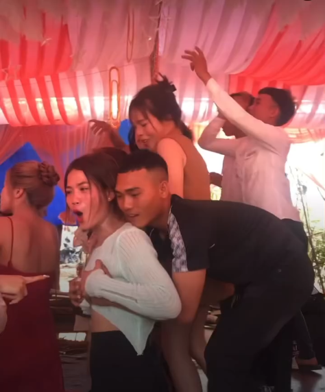 Em gái dễ dãi cho ae bóp vú cực nứng