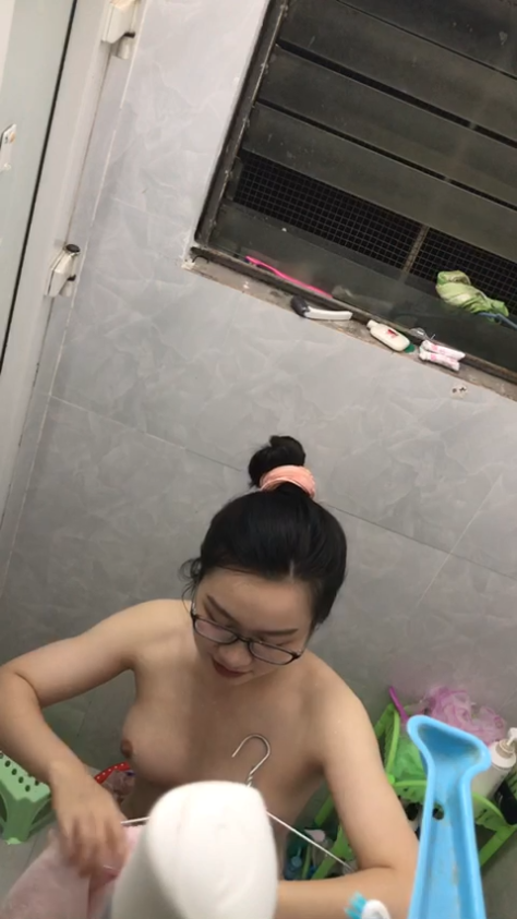 Rình xem gái xinh tắm