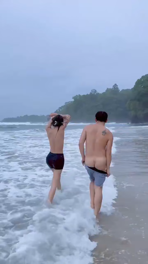 Tắm biển hoang dã chill thế