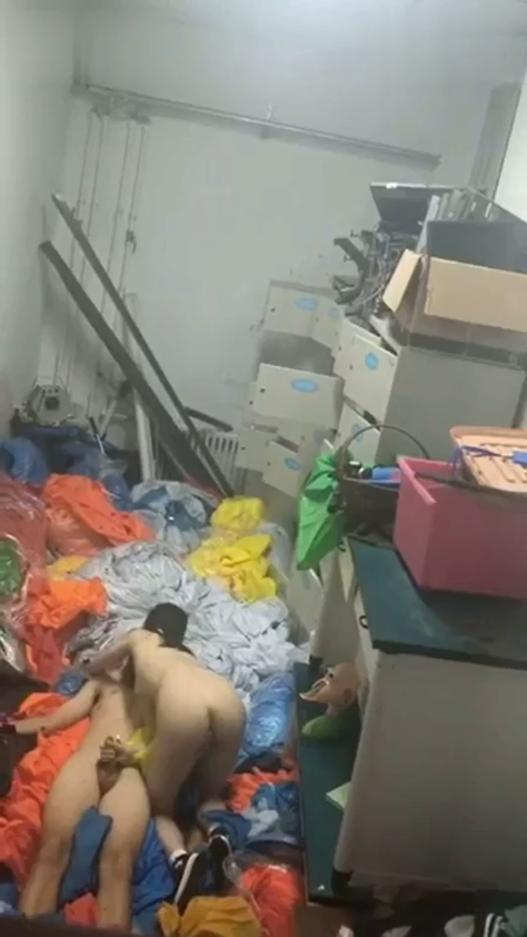 Quay lén cặp đôi giao phối trong phòng trọ