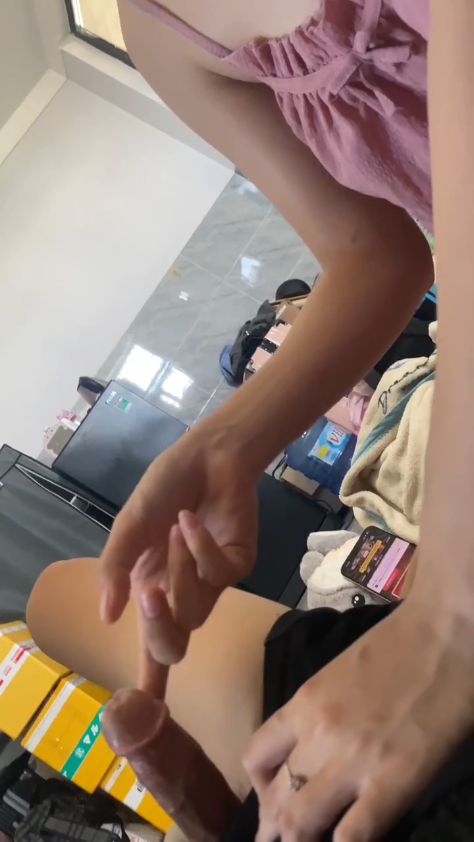 Tranh thủ con bạn cùng phòng đi chơi rủ anh ny sang địt nhau